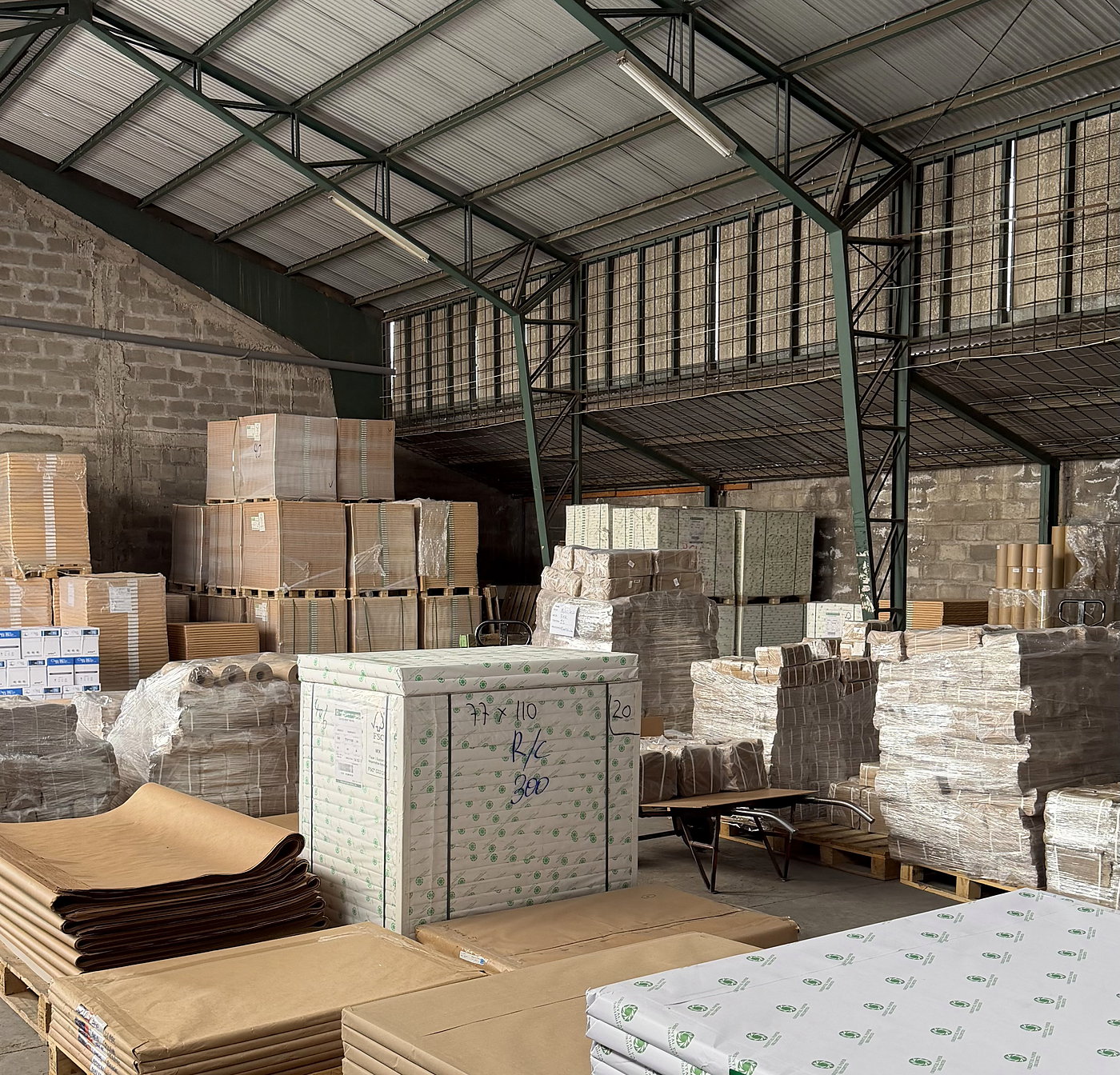 Bodega de Papelería Gundlach con pallets de papel, resmas y sacos en stock