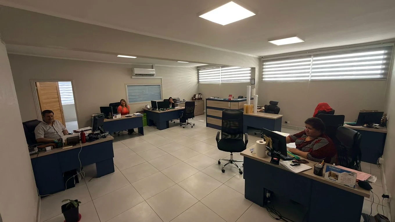 Equipo de ventas y administración de Papelería Gundlach en sus oficinas