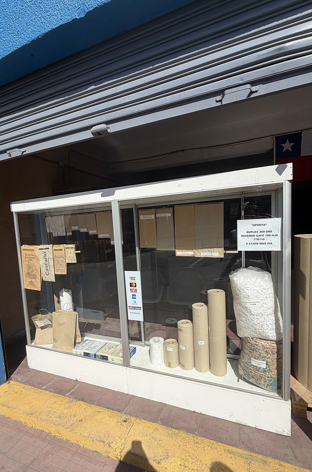 Vitrina de la sala de venta de Papelería Gundlach con rollos y muestras de papel